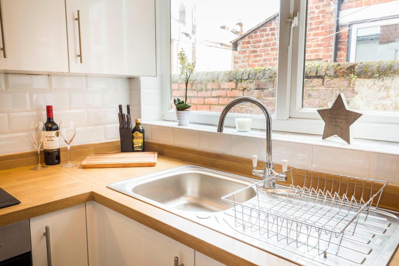 Spacious, Modern 4 Bed House Close To City Centre Chester Exterior photo
